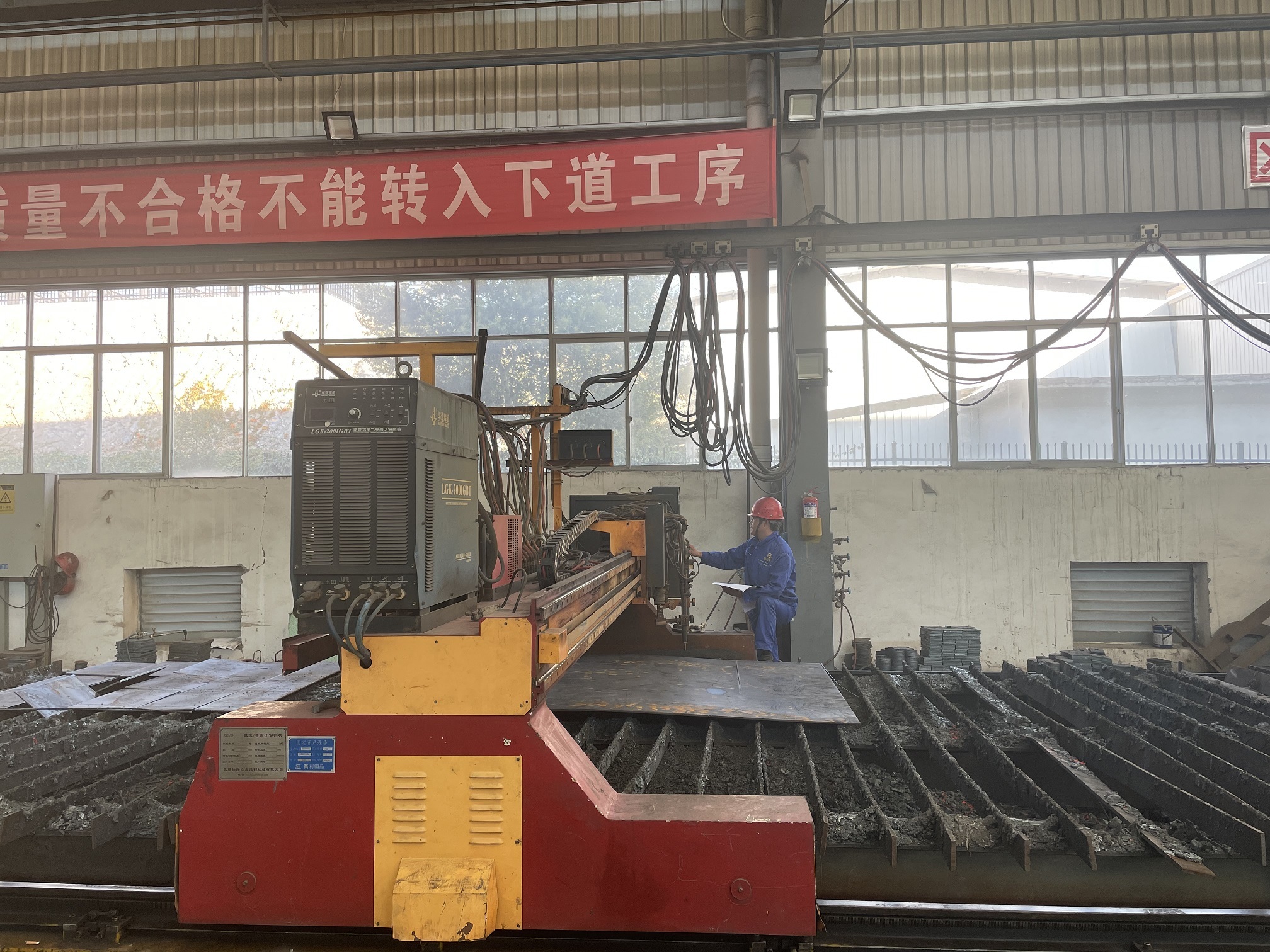 抢抓晴好天气 机场跑道工程进入沥青摊铺攻坚阶段